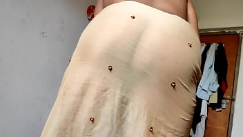 Super-hot Indian Aunty pissing for virgin fellow in Hindi Part 2